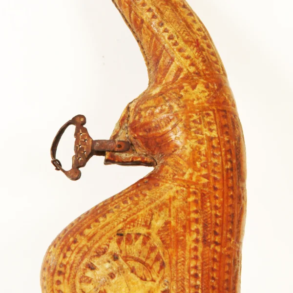 Cuoio sagomato e inciso