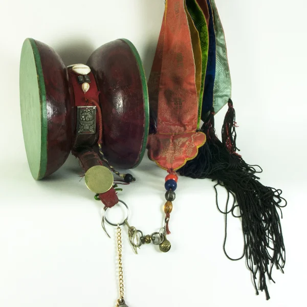 Damaru (Tamburo a due facce) e suo Chö-pen (stendardo)