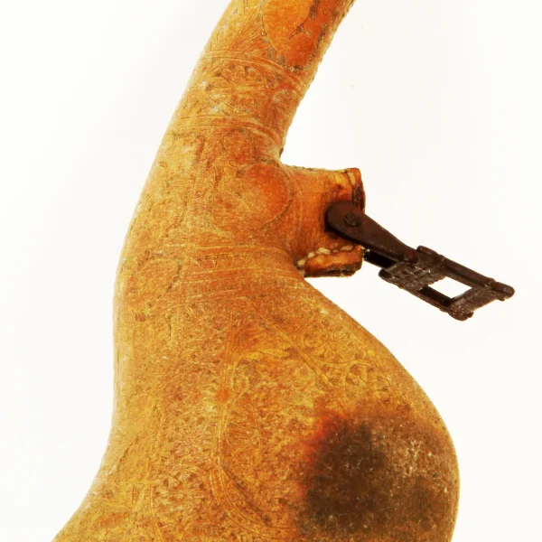 Cuoio sagomato e inciso