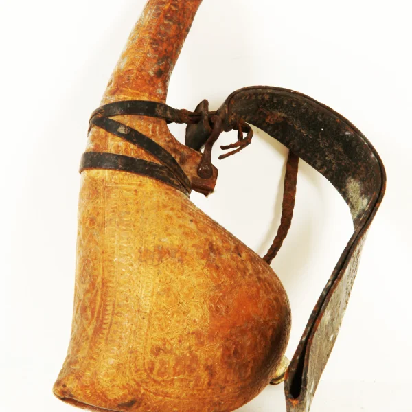 Cuoio sagomato e inciso