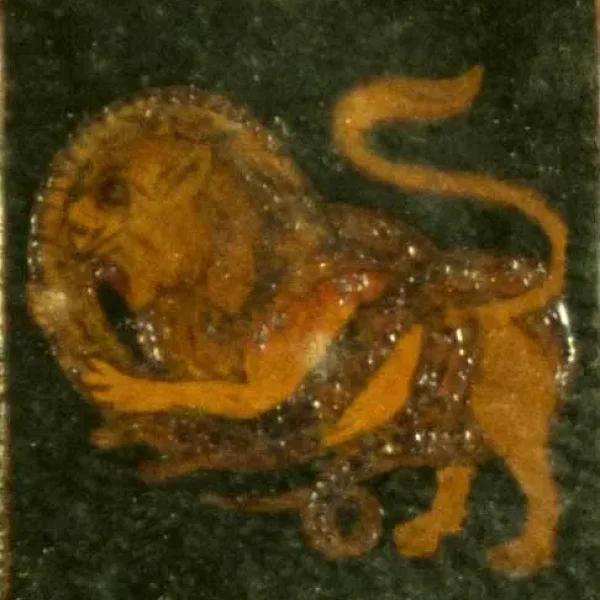 Serpente avvolge un leone