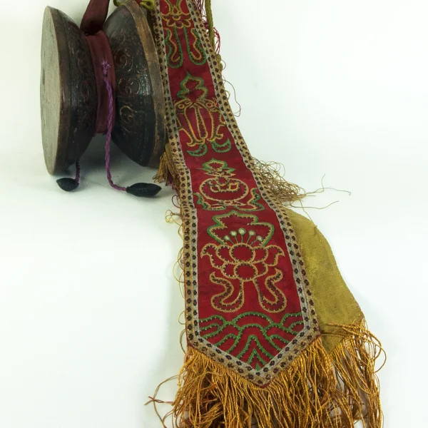 Damaru (Tamburo a due facce) e suo Chö-pen (stendardo)