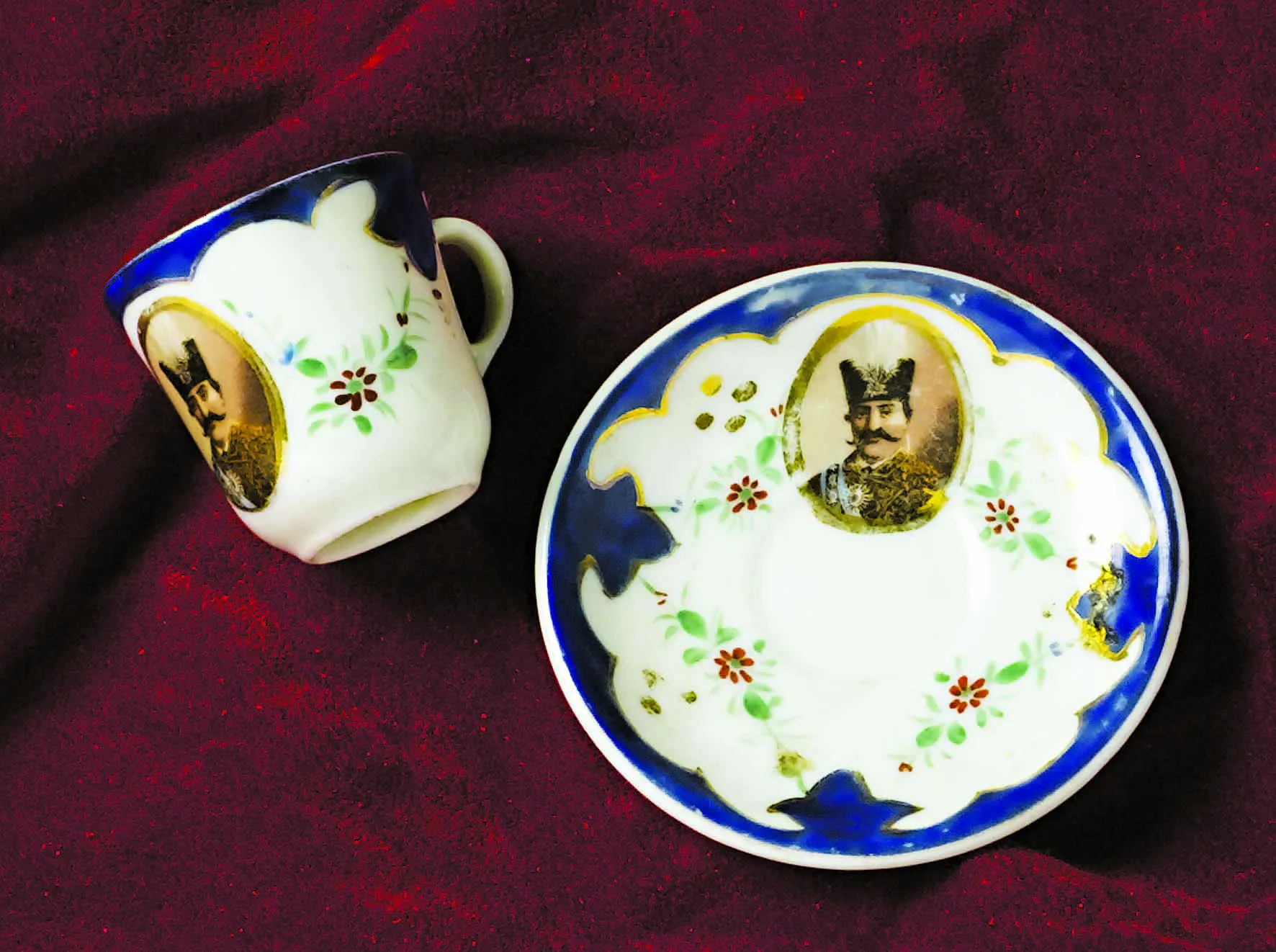 decorazioni con effige di Nash el-Din Scià