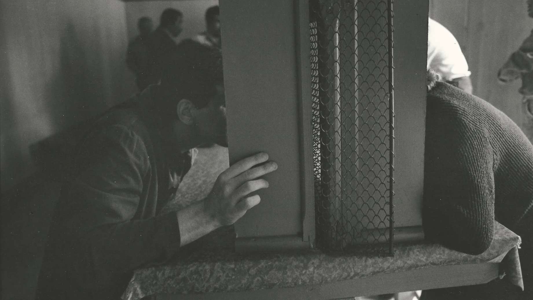 Yordan Yordanov, _Visita in carcere_ (part.), stampa fotografica ai sali d'argento 1/1, 1976, cm 20,5 x 25,5 ©FSP 3a.FONDO%20FOTOGRAFICO%20EUROASIATICO%20COPERTINA